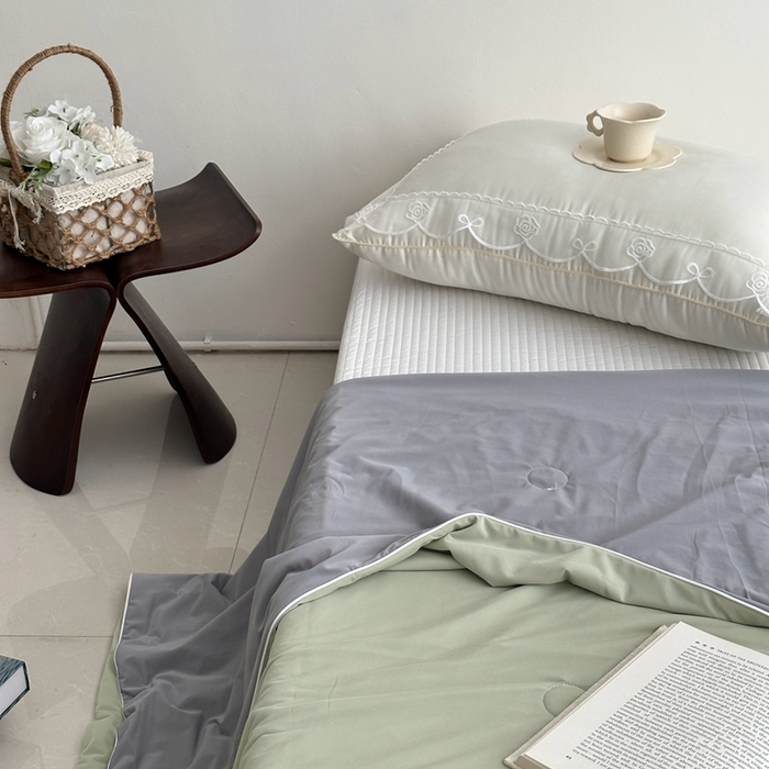 91家纺网 家纺一手货源 找家纺 佰织鑫家居 2025新款科技凉感小冰芯冰皮锦氨凉感丝夏被空调被 双拼抹茶绿