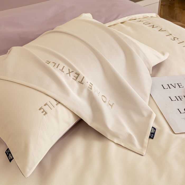 91家纺网 家纺一手货源 找家纺 泰迪爱兰Teddy 2025新款100支（50支）全棉贡缎字母绣花四件套 象牙白+加伦紫