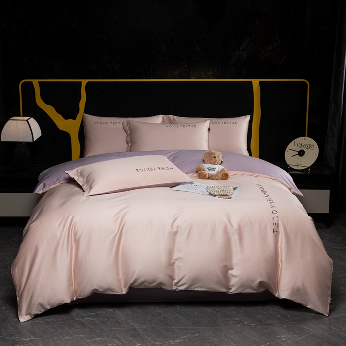 91家纺网 家纺一手货源 找家纺 泰迪爱兰Teddy 2025新款100支（50支）全棉贡缎字母绣花四件套 低调粉+加仑紫