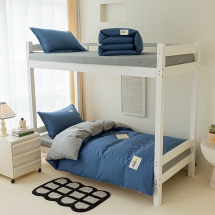 91家纺网 家纺一手货源 找家纺 贝兰仙奴 2025新款13372全棉印花简约学生三件套 牛仔蓝