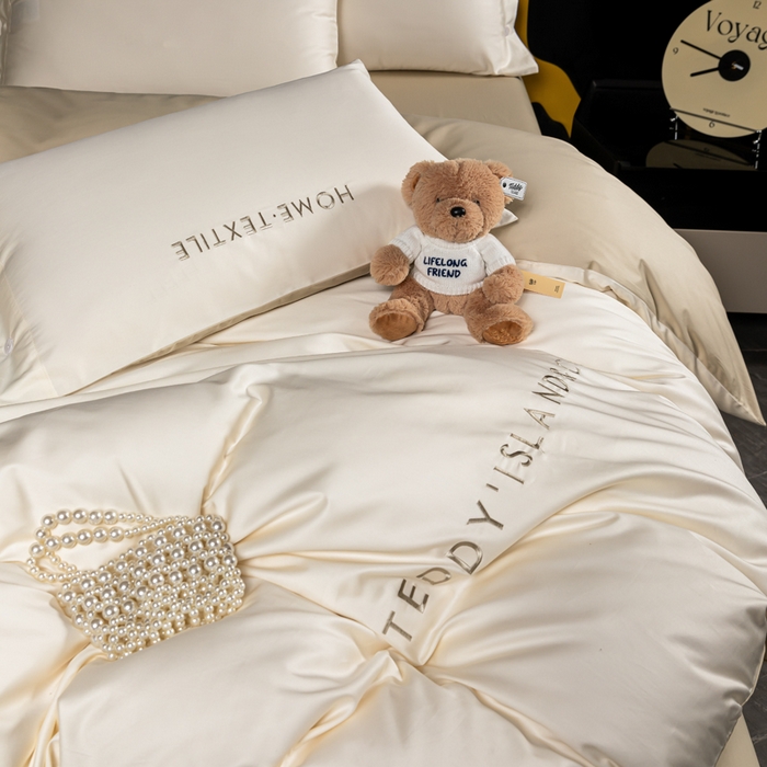 91家纺网 家纺一手货源 找家纺 泰迪爱兰Teddy 2025新款100支（50支）全棉贡缎字母绣花四件套 象牙白+柔和绿