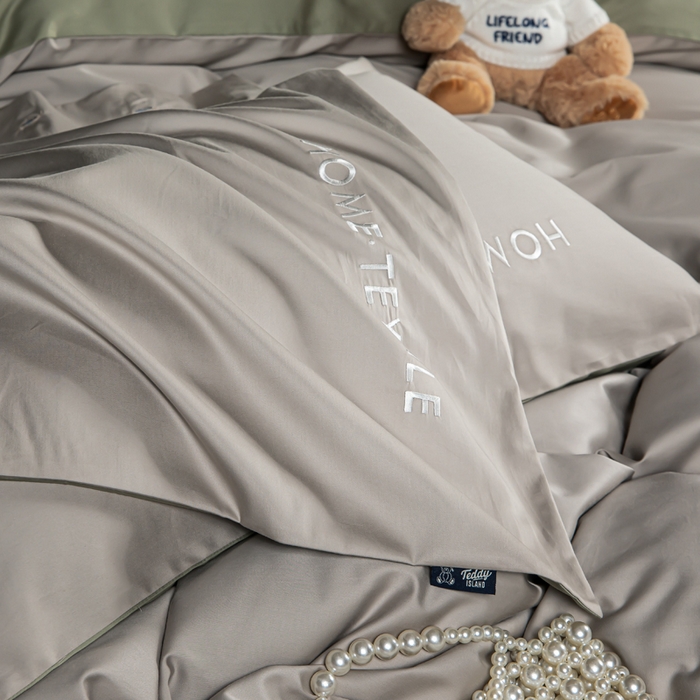 91家纺网 家纺一手货源 找家纺 泰迪爱兰Teddy 2025新款100支（50支）全棉贡缎字母绣花四件套 塞夫勒灰+松叶绿