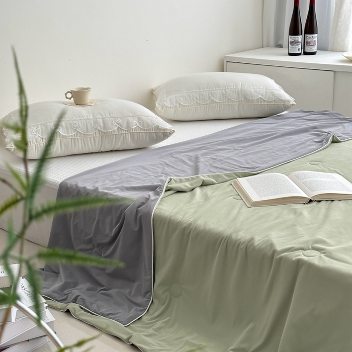 91家纺网 家纺一手货源 找家纺 佰织鑫家居 2025新款科技凉感小冰芯冰皮锦氨凉感丝夏被空调被 双拼抹茶绿