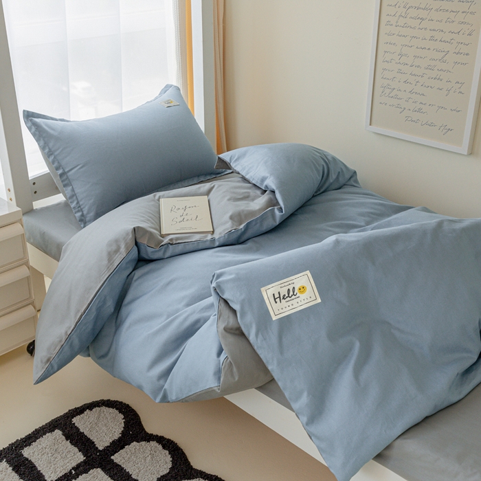 91家纺网 家纺一手货源 找家纺 贝兰仙奴 2025新款13372全棉印花简约学生三件套 蓝灰