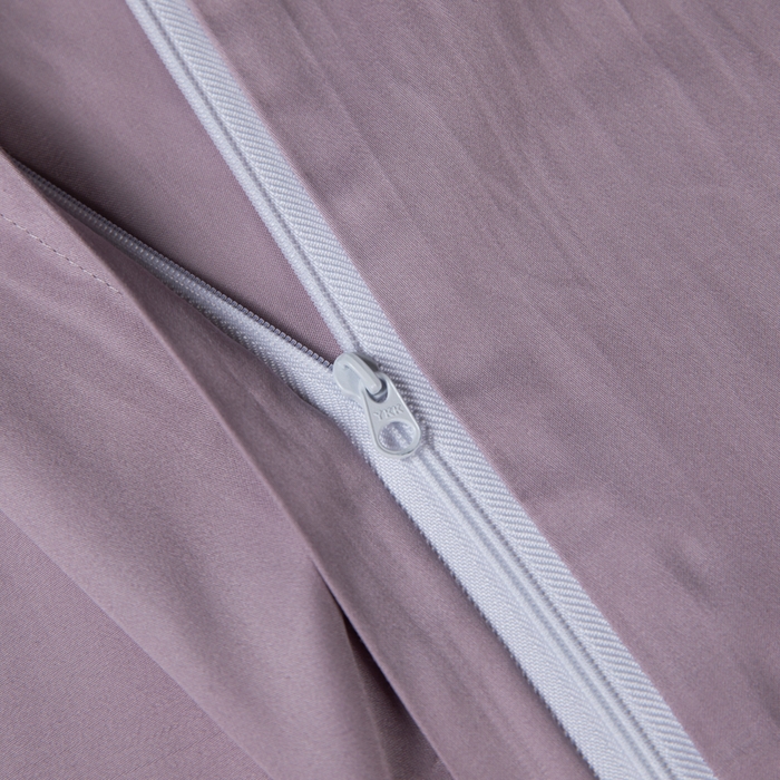 91家纺网 家纺一手货源 找家纺 泰迪爱兰Teddy 2025新款100支（50支）全棉贡缎字母绣花四件套 低调粉+加仑紫