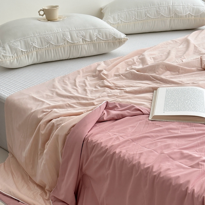 91家纺网 家纺一手货源 找家纺 佰织鑫家居 2025新款科技凉感小冰芯冰皮锦氨凉感丝夏被空调被 双拼豆沙粉