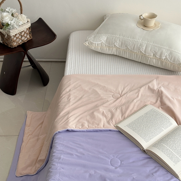 91家纺网 家纺一手货源 找家纺 佰织鑫家居 2025新款科技凉感小冰芯冰皮锦氨凉感丝夏被空调被 双拼紫粉