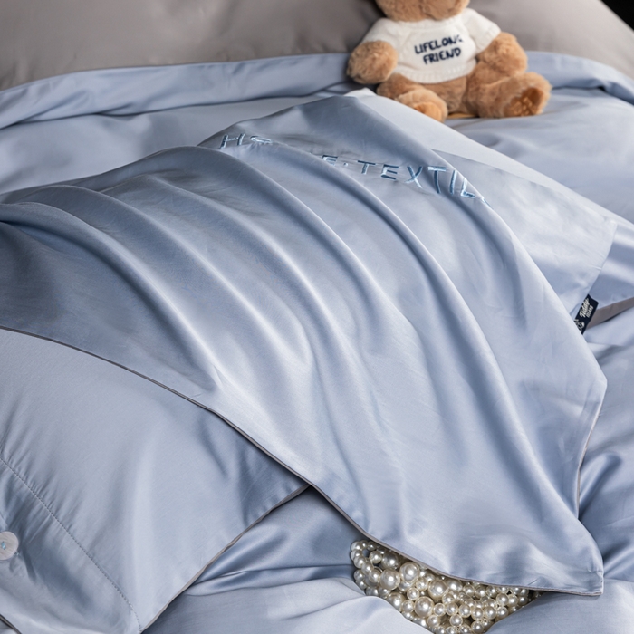 91家纺网 家纺一手货源 找家纺 泰迪爱兰Teddy 2025新款100支（50支）全棉贡缎字母绣花四件套 铃兰+浅灰