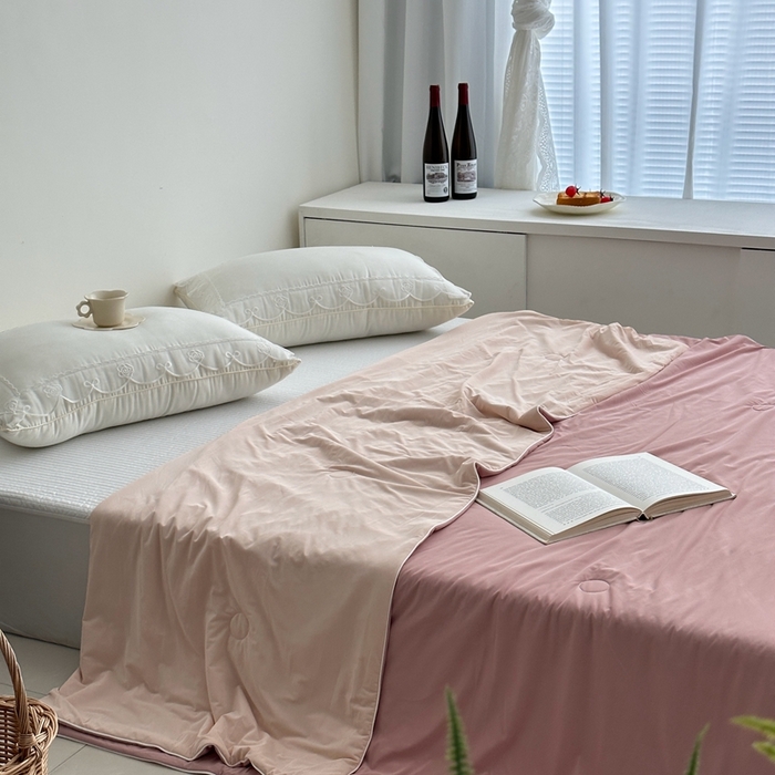 91家纺网 家纺一手货源 找家纺 佰织鑫家居 2025新款科技凉感小冰芯冰皮锦氨凉感丝夏被空调被 双拼豆沙粉