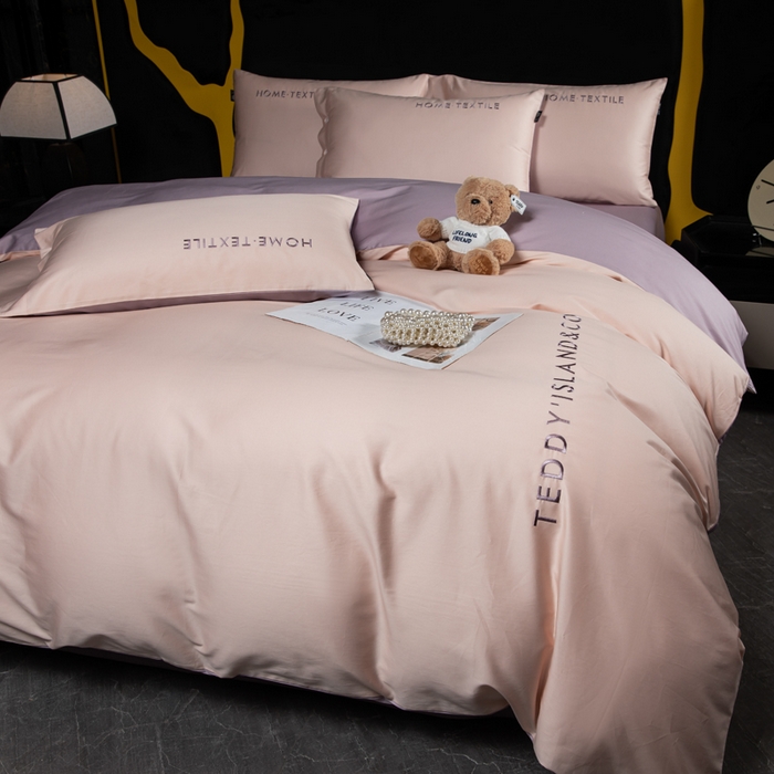 91家纺网 家纺一手货源 找家纺 泰迪爱兰Teddy 2025新款100支（50支）全棉贡缎字母绣花四件套 低调粉+加仑紫