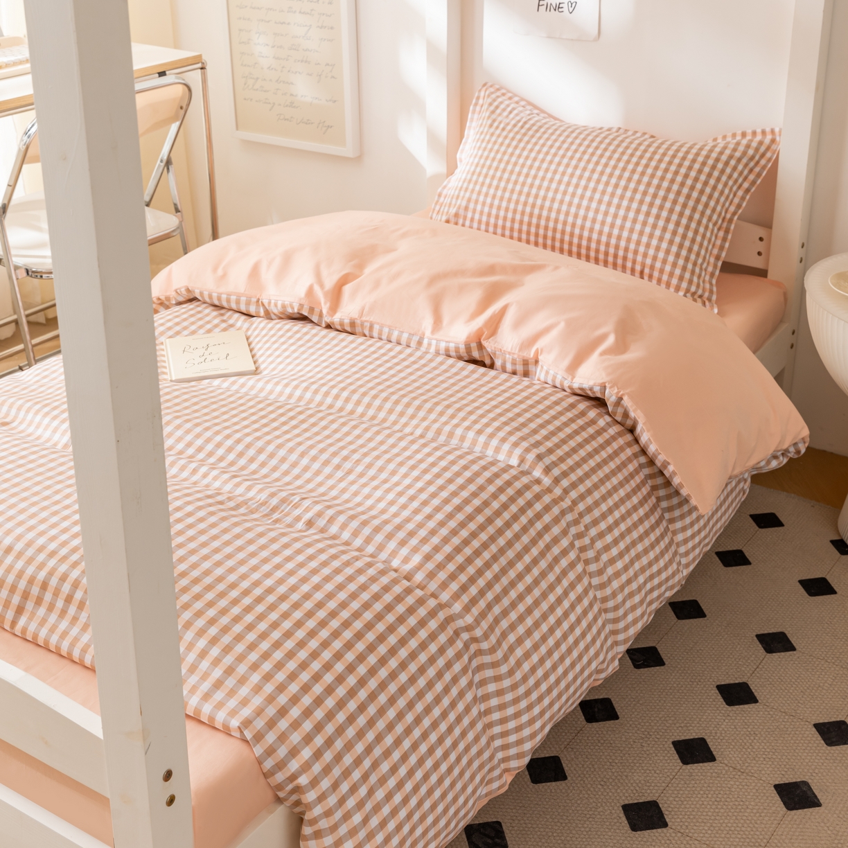 91家纺网 家纺一手货源 找家纺 贝兰仙奴 2025新款13372全棉印花简约学生三件套 粉小格