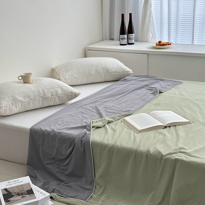 91家纺网 家纺一手货源 找家纺 佰织鑫家居 2025新款科技凉感小冰芯冰皮锦氨凉感丝夏被空调被 双拼抹茶绿