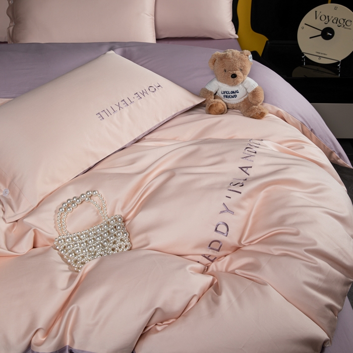 91家纺网 家纺一手货源 找家纺 泰迪爱兰Teddy 2025新款100支（50支）全棉贡缎字母绣花四件套 低调粉+加仑紫