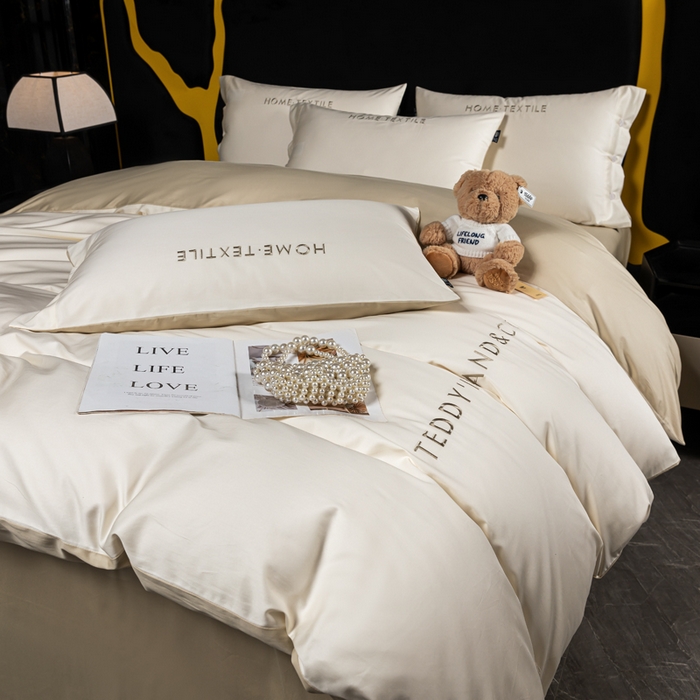 91家纺网 家纺一手货源 找家纺 泰迪爱兰Teddy 2025新款100支（50支）全棉贡缎字母绣花四件套 象牙白+柔和绿