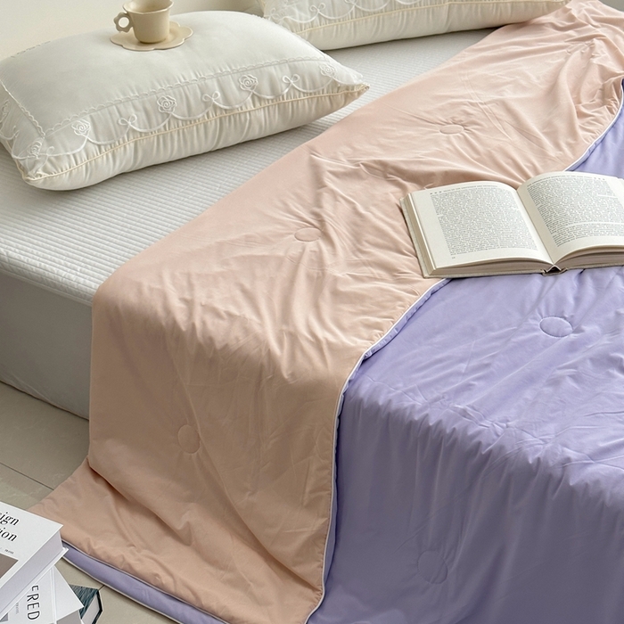 91家纺网 家纺一手货源 找家纺 佰织鑫家居 2025新款科技凉感小冰芯冰皮锦氨凉感丝夏被空调被 双拼紫粉