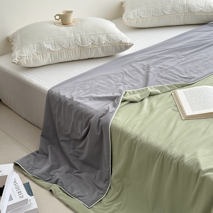91家纺网 家纺一手货源 找家纺 佰织鑫家居 2025新款科技凉感小冰芯冰皮锦氨凉感丝夏被空调被 双拼抹茶绿