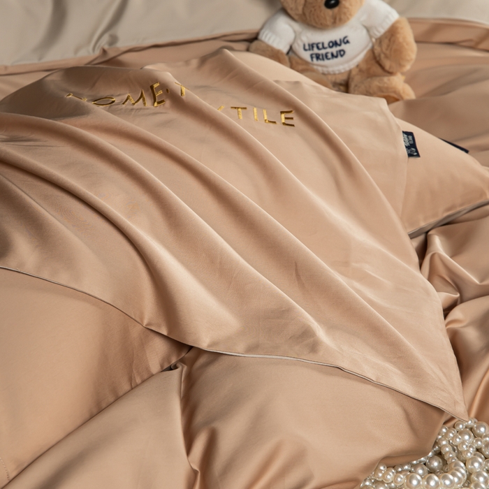 91家纺网 家纺一手货源 找家纺 泰迪爱兰Teddy 2025新款100支（50支）全棉贡缎字母绣花四件套 米驼+卡其