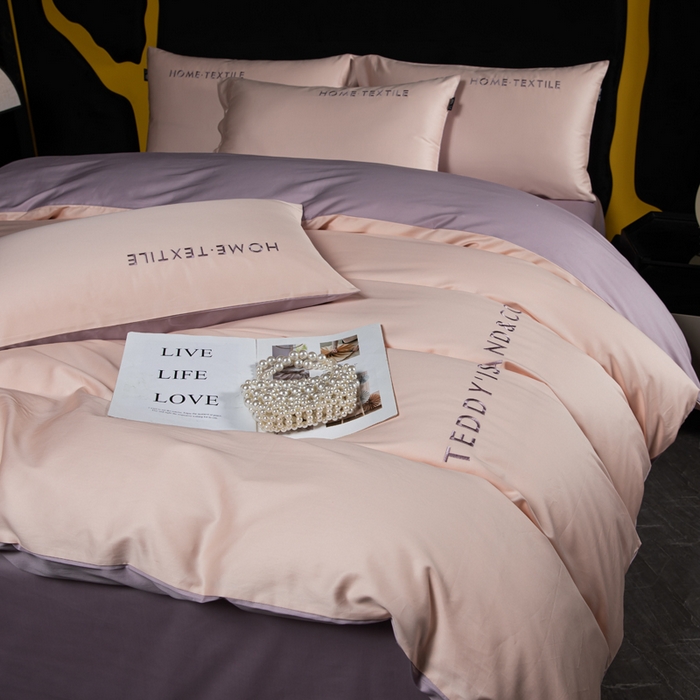 91家纺网 家纺一手货源 找家纺 泰迪爱兰Teddy 2025新款100支（50支）全棉贡缎字母绣花四件套 低调粉+加仑紫