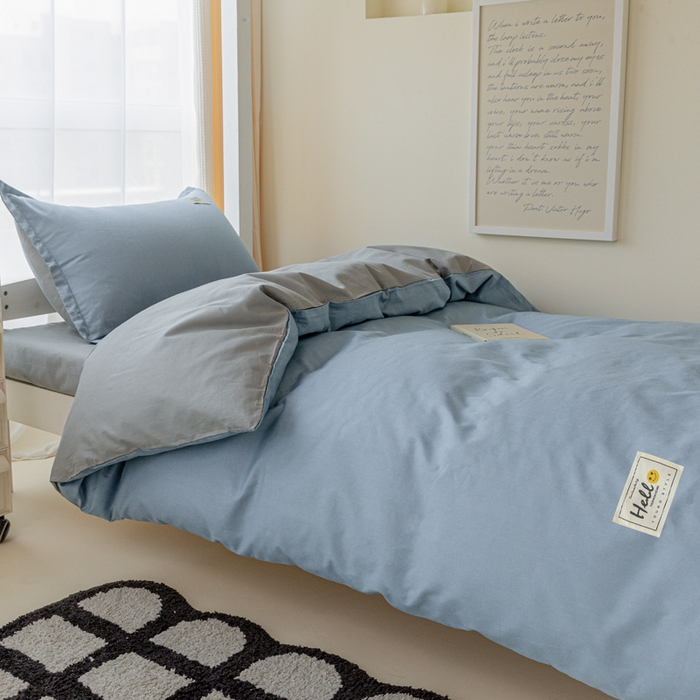 91家纺网 家纺一手货源 找家纺 贝兰仙奴 2025新款13372全棉印花简约学生三件套 蓝灰