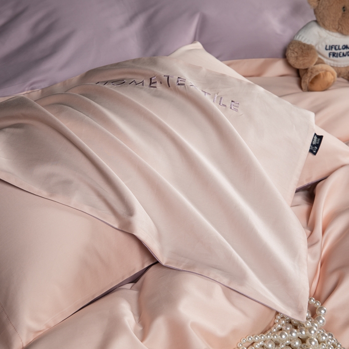 91家纺网 家纺一手货源 找家纺 泰迪爱兰Teddy 2025新款100支（50支）全棉贡缎字母绣花四件套 低调粉+加仑紫