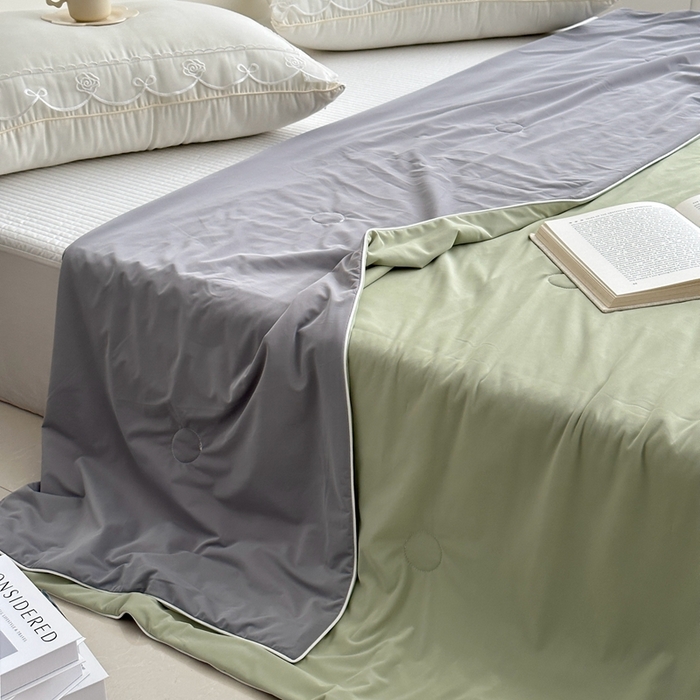 91家纺网 家纺一手货源 找家纺 佰织鑫家居 2025新款科技凉感小冰芯冰皮锦氨凉感丝夏被空调被 双拼抹茶绿