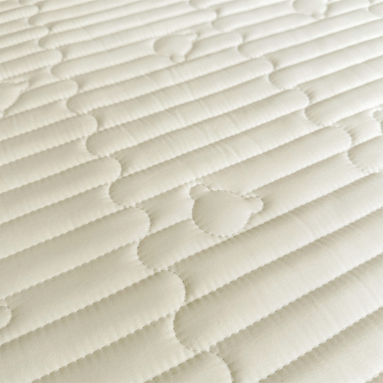 91家纺网 家纺一手货源 找家纺 雯豆家纺 2025新款加厚夹棉床褥子防滑床垫床护垫纯色素色绗缝垫子 爱心熊-床褥款月光白