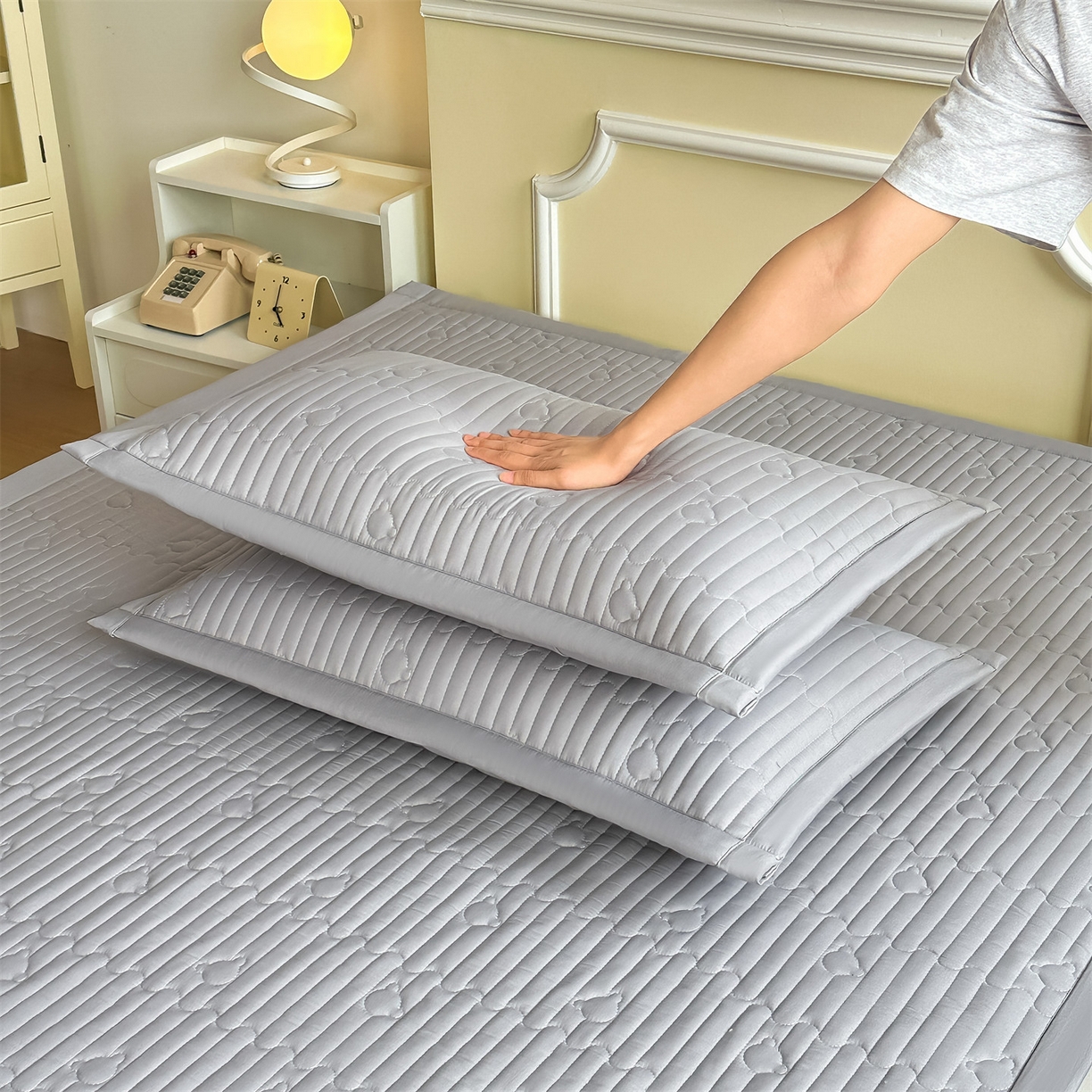 91家纺网 家纺一手货源 找家纺 雯豆家纺 2025新款加厚夹棉床褥子防滑床垫床护垫纯色素色绗缝垫子 爱心熊-床褥款暮云灰