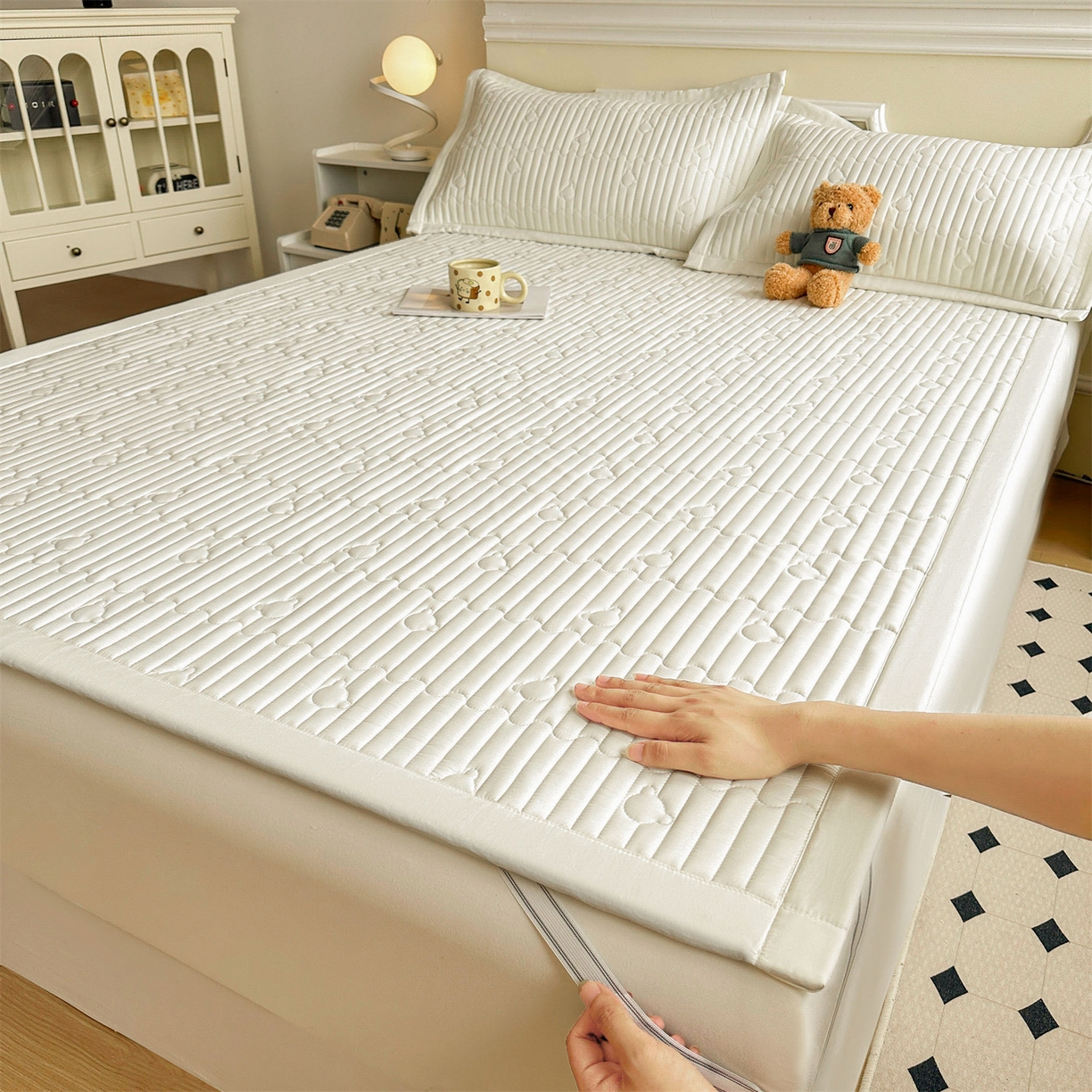 91家纺网 家纺一手货源 找家纺 雯豆家纺 2025新款加厚夹棉床褥子防滑床垫床护垫纯色素色绗缝垫子 爱心熊-床褥款月光白