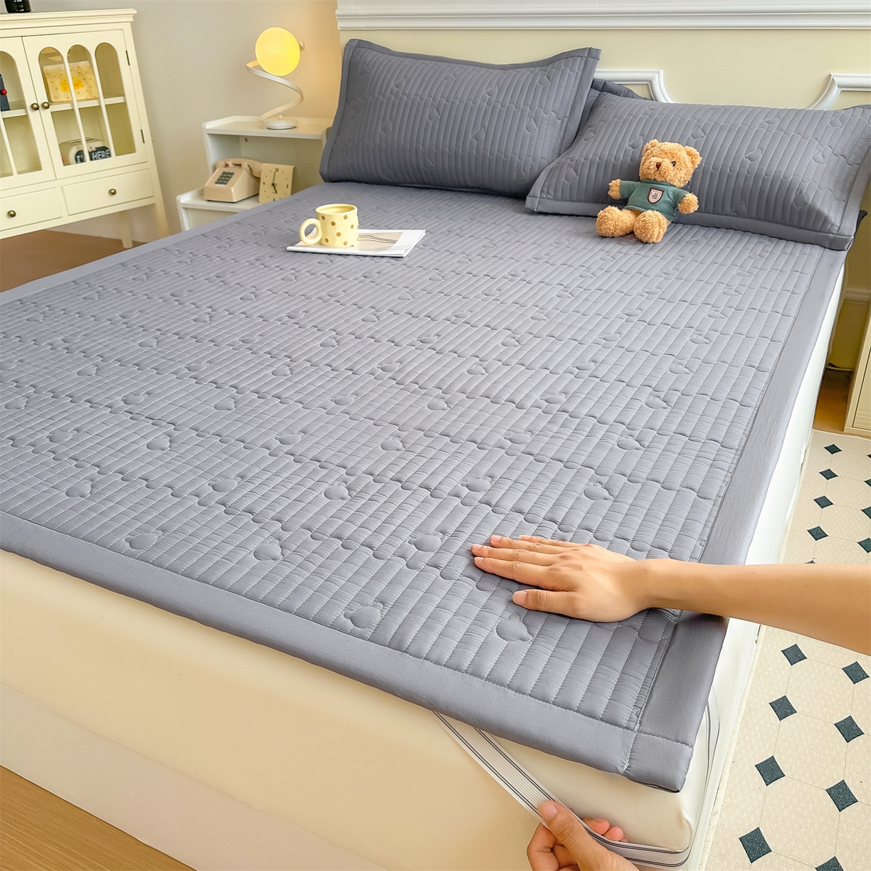 91家纺网 家纺一手货源 找家纺 雯豆家纺 2025新款加厚夹棉床褥子防滑床垫床护垫纯色素色绗缝垫子 爱心熊-床褥款深空灰