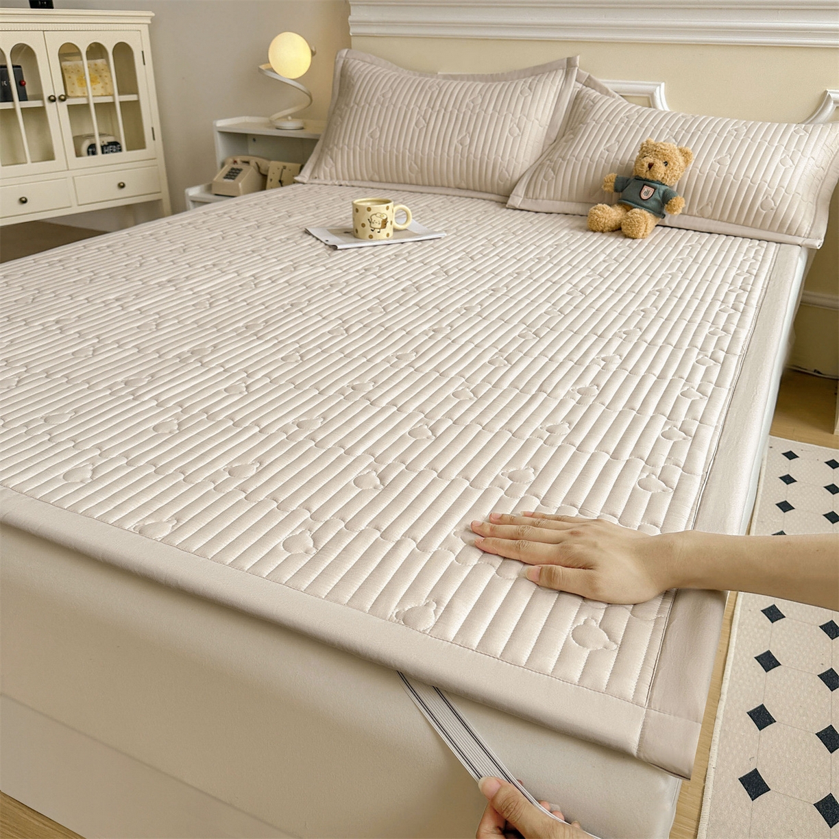 91家纺网 家纺一手货源 找家纺 雯豆家纺 2025新款加厚夹棉床褥子防滑床垫床护垫纯色素色绗缝垫子 爱心熊-床褥款奶咖