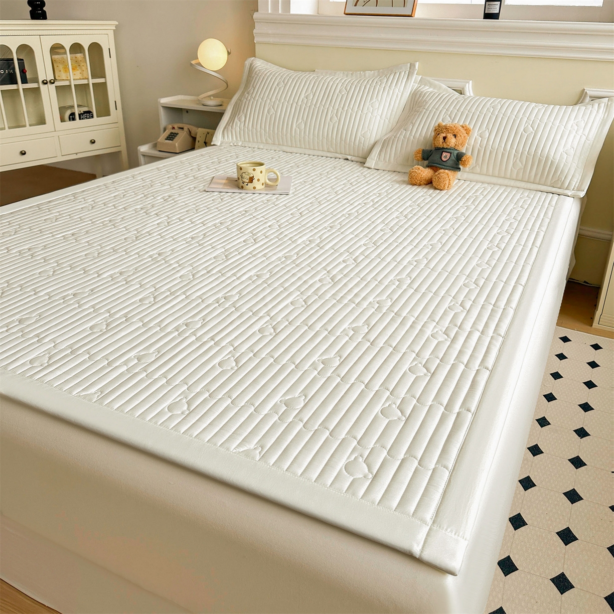 91家纺网 家纺一手货源 找家纺 雯豆家纺 2025新款加厚夹棉床褥子防滑床垫床护垫纯色素色绗缝垫子 爱心熊-床褥款月光白