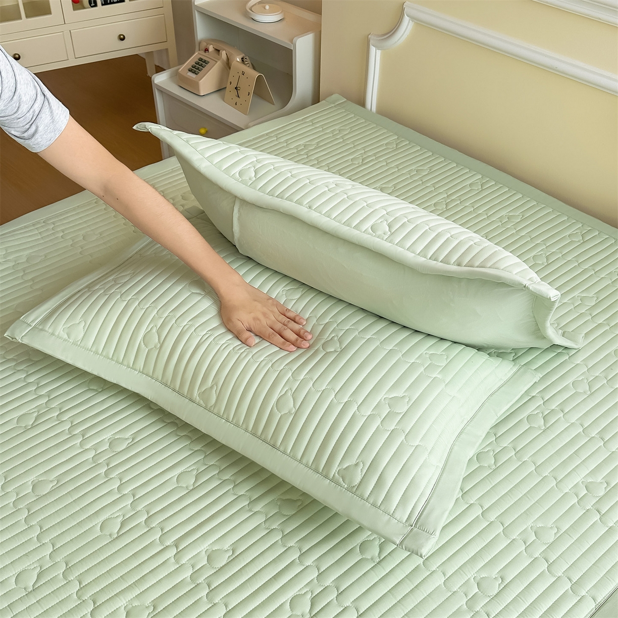 91家纺网 家纺一手货源 找家纺 雯豆家纺 2025新款加厚夹棉床褥子防滑床垫床护垫纯色素色绗缝垫子 爱心熊-床褥款清雅绿