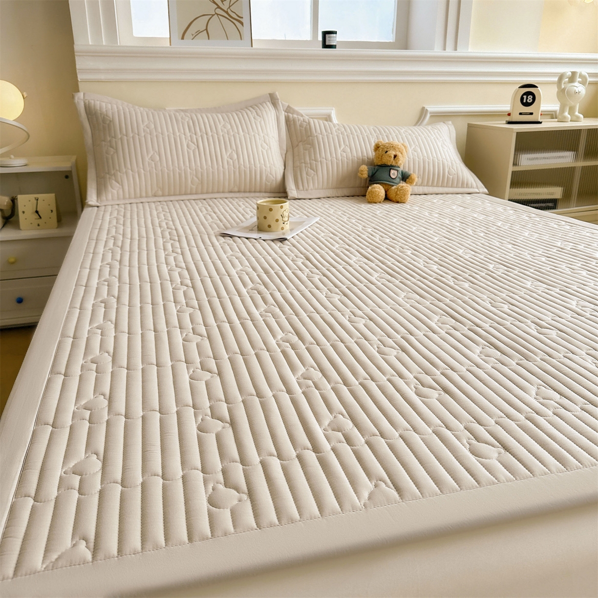 91家纺网 家纺一手货源 找家纺 雯豆家纺 2025新款加厚夹棉床褥子防滑床垫床护垫纯色素色绗缝垫子 爱心熊-床褥款奶咖