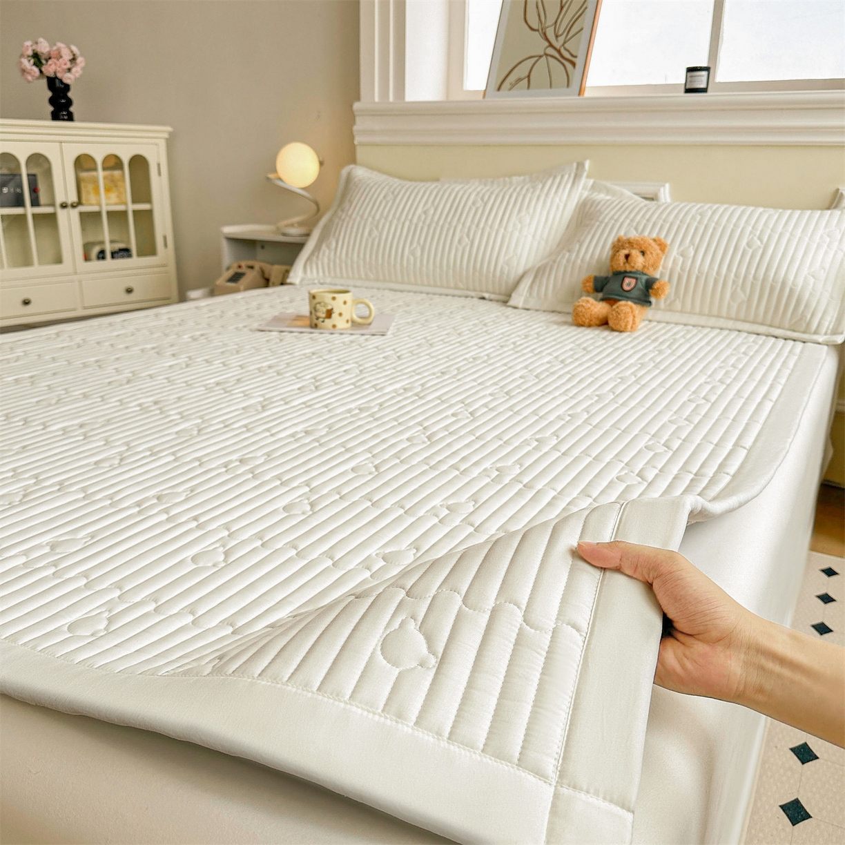 91家纺网 家纺一手货源 找家纺 雯豆家纺 2025新款加厚夹棉床褥子防滑床垫床护垫纯色素色绗缝垫子 爱心熊-床褥款月光白