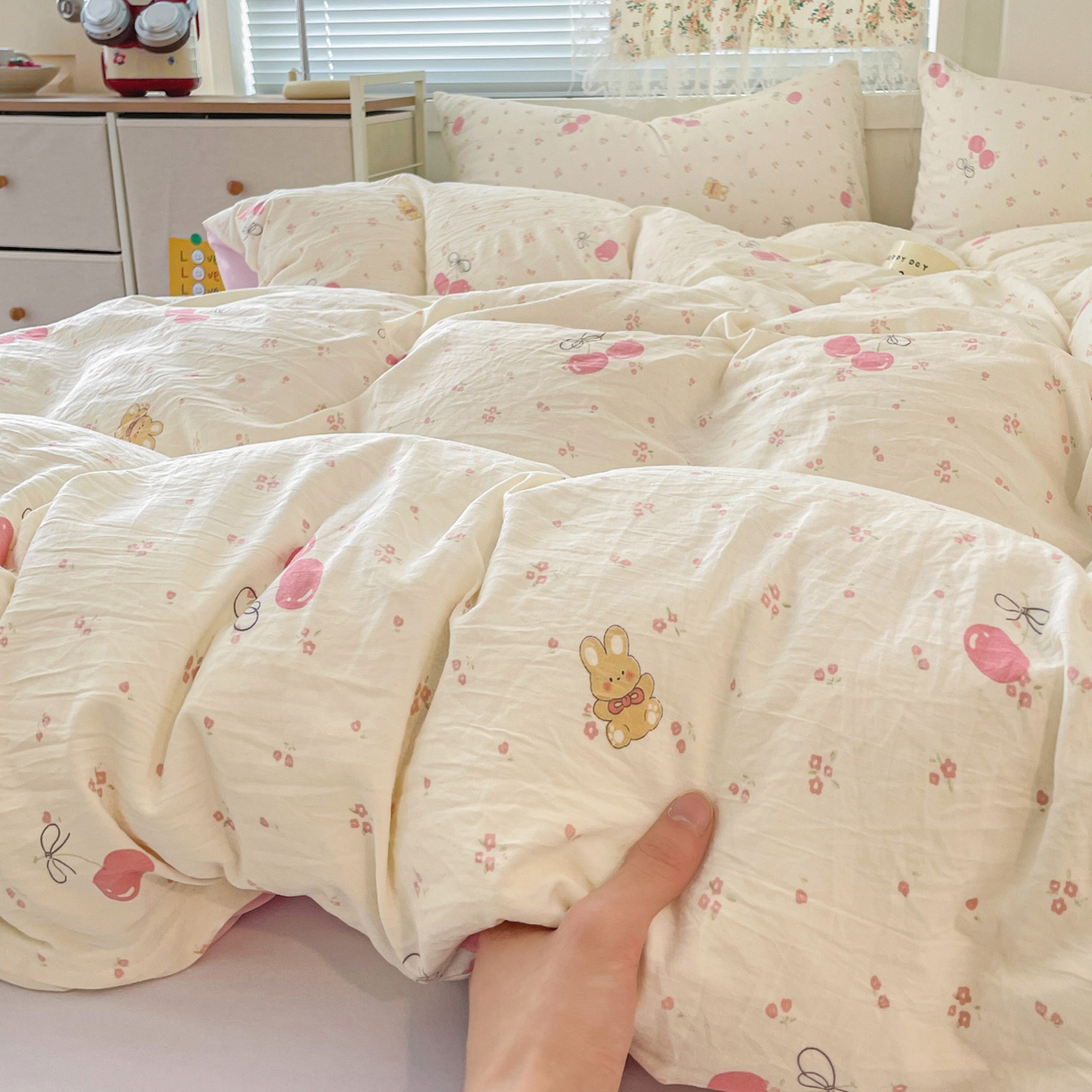 91家纺网 家纺一手货源 找家纺 纽曼2025新款纯棉水洗棉单品被套 摘樱桃的小熊