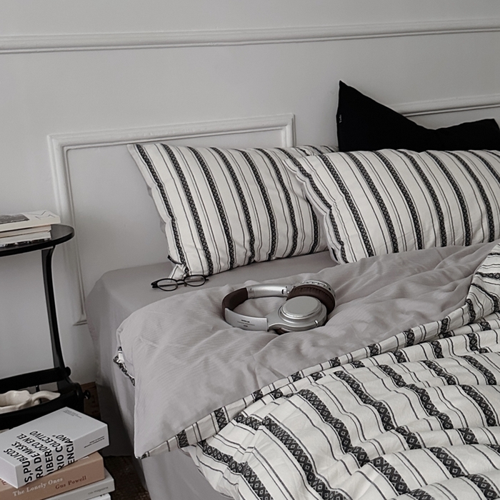 91家纺网 家纺一手货源 找家纺 柚可2025新款全棉提花四件套-布尔乔亚（第二组） 布尔乔亚（枕套提花+灰色）