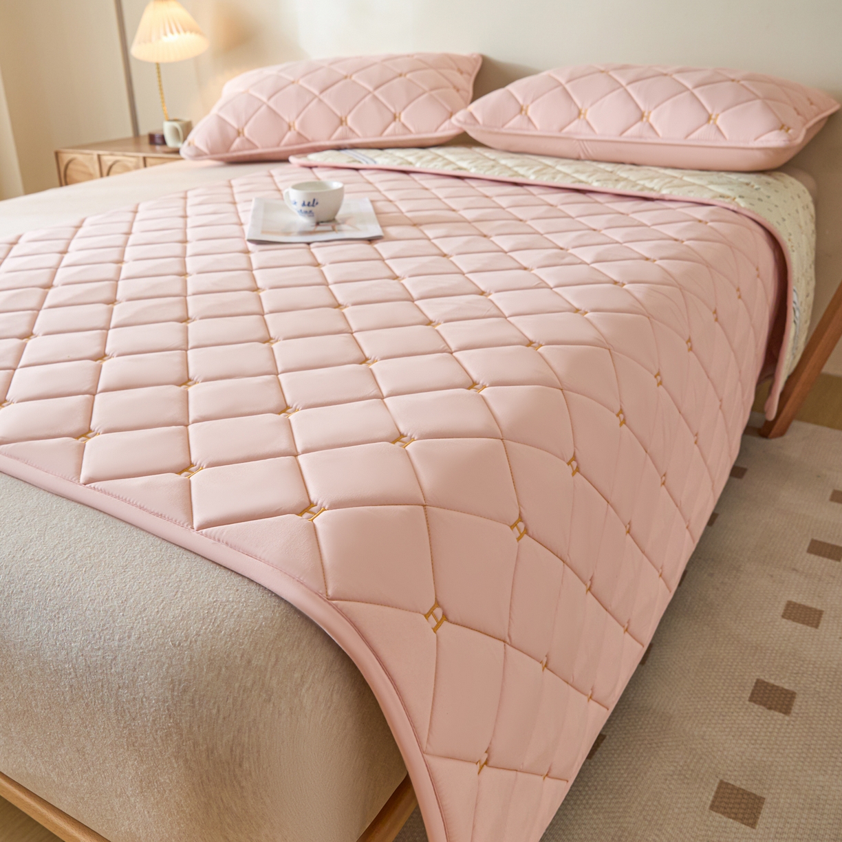 91家纺网 家纺一手货源 找家纺 芬晴家纺 2025新款A类亲肤刺绣系列成人床垫-派格 派格-豆沙粉