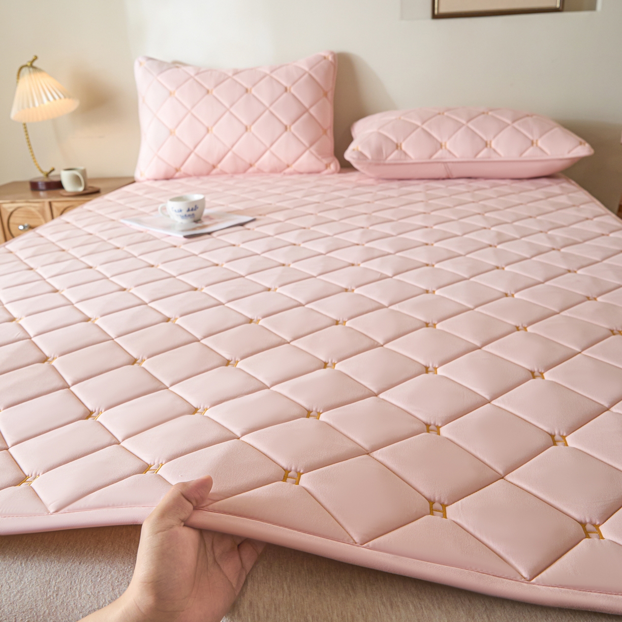 91家纺网 家纺一手货源 找家纺 芬晴家纺 2025新款A类亲肤刺绣系列成人床垫-派格 派格-豆沙粉