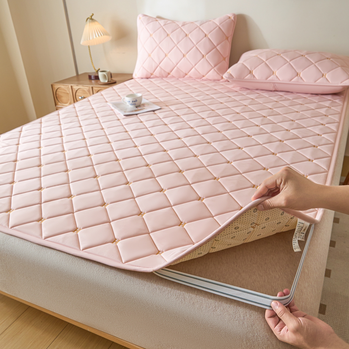 91家纺网 家纺一手货源 找家纺 芬晴家纺 2025新款A类亲肤刺绣系列成人床垫-派格 派格-豆沙粉