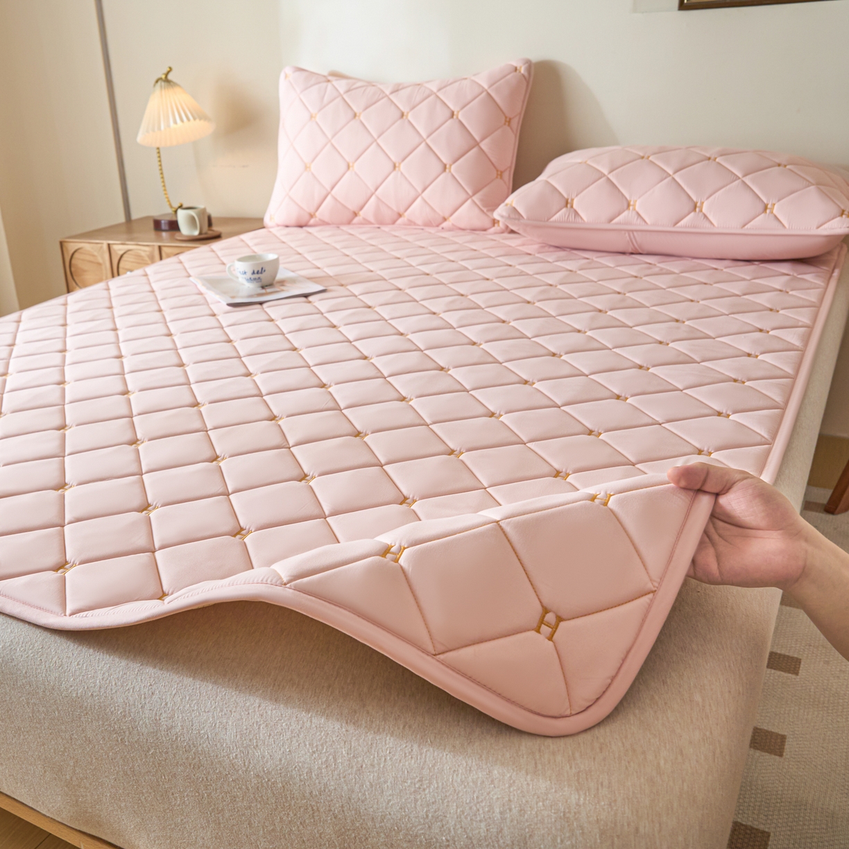 91家纺网 家纺一手货源 找家纺 芬晴家纺 2025新款A类亲肤刺绣系列成人床垫-派格 派格-豆沙粉