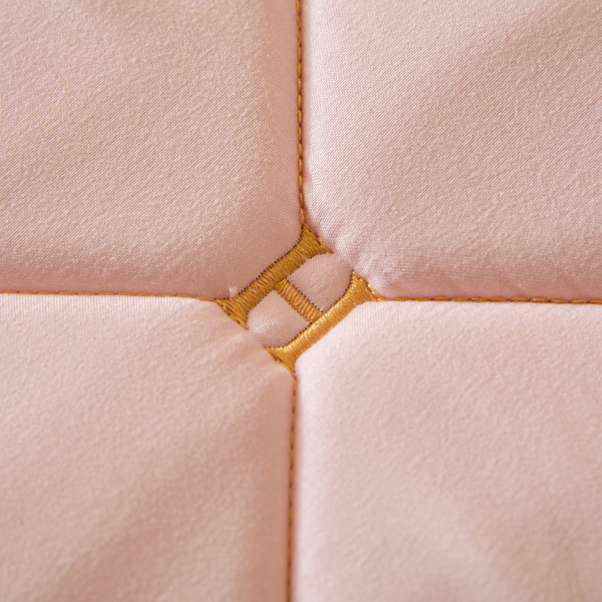 91家纺网 家纺一手货源 找家纺 芬晴家纺 2025新款A类亲肤刺绣系列成人床垫-派格 派格-豆沙粉