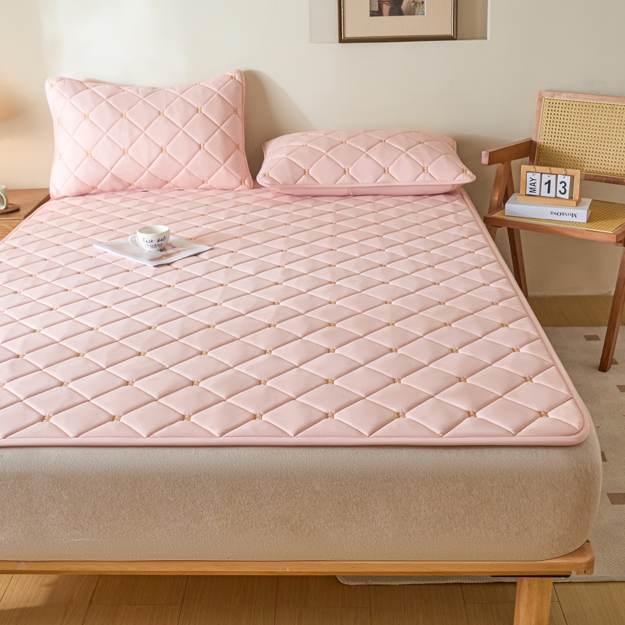 91家纺网 家纺一手货源 找家纺 芬晴家纺 2025新款A类亲肤刺绣系列成人床垫-派格 派格-豆沙粉