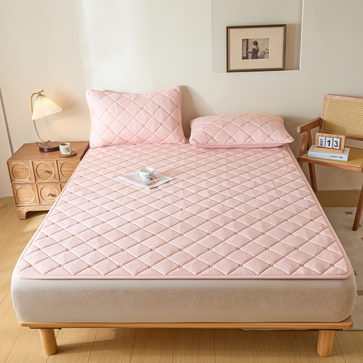 91家纺网 家纺一手货源 找家纺 芬晴家纺 2025新款A类亲肤刺绣系列成人床垫-派格 派格-豆沙粉