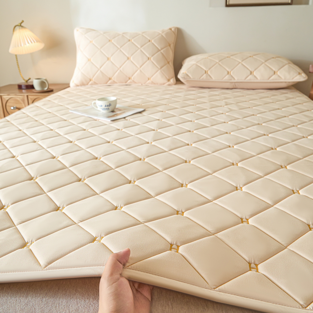 91家纺网 家纺一手货源 找家纺 芬晴家纺 2025新款A类亲肤刺绣系列成人床垫-派格 派格-卡其