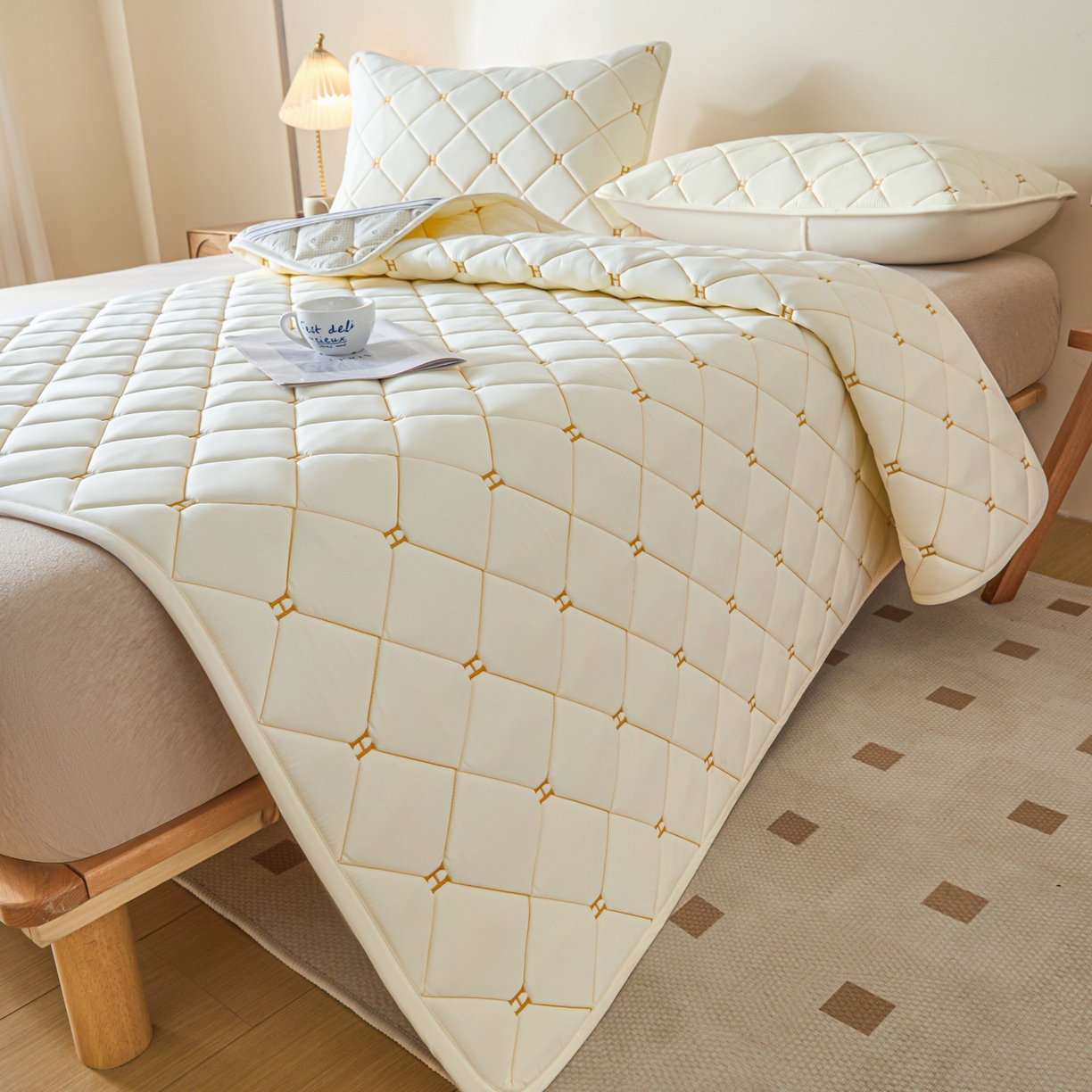 91家纺网 家纺一手货源 找家纺 芬晴家纺 2025新款A类亲肤刺绣系列成人床垫-派格 派格-米白