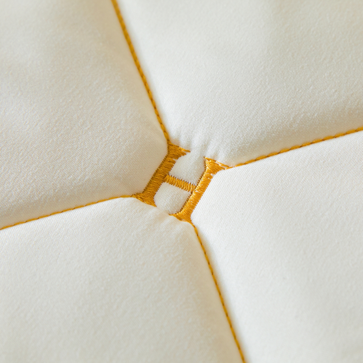 91家纺网 家纺一手货源 找家纺 芬晴家纺 2025新款A类亲肤刺绣系列成人床垫-派格 派格-米白