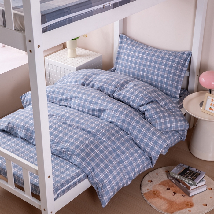 91家纺网 家纺一手货源 找家纺 凌云家纺 2025春夏新款13372全棉纯棉学生床套款三件套上下铺宿舍六件套一整套 麦田蓝