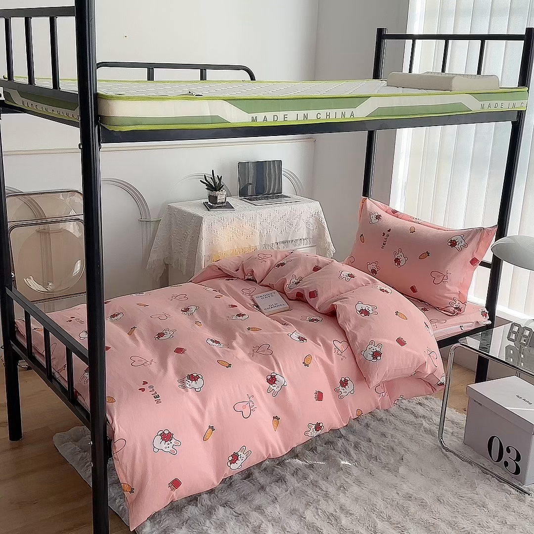 91家纺网 家纺一手货源 找家纺 凌云家纺 2025春夏新款13372全棉纯棉学生床套款三件套上下铺宿舍六件套一整套 水果兔-粉