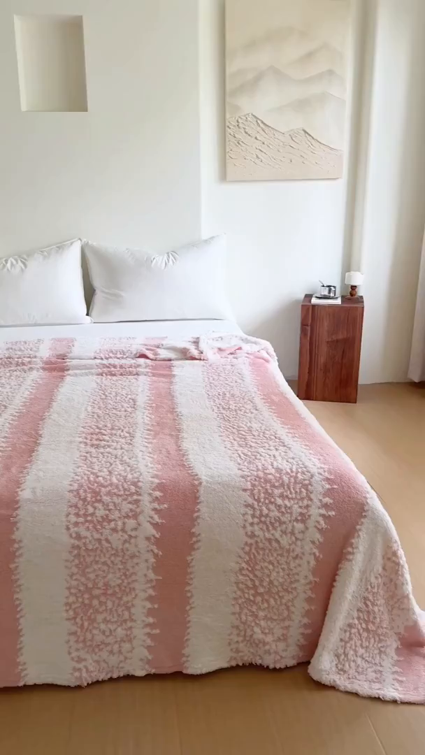 91家纺网 家纺一手货源 找家纺 （总）丹本家纺 2025新款ins风条纹毛毯提升格调好物清新条纹风毛毯跨境电商阳离子提花简约时尚毯毛毯毯子