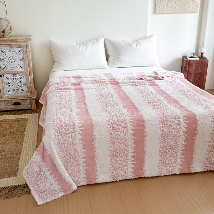 91家纺网 家纺一手货源 找家纺 （总）丹本家纺 2025新款ins风条纹毛毯提升格调好物清新条纹风毛毯跨境电商阳离子提花简约时尚毯毛毯毯子